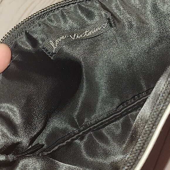 VS Fall 2018 Collection Graffiti Tote Grey With Wristlet Limited Edition - Picture 4 of 10